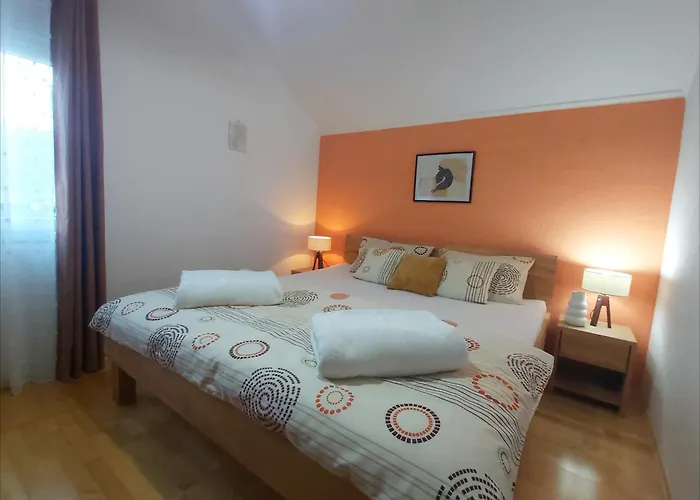 Zara Apartment With Terrace Near Old Town