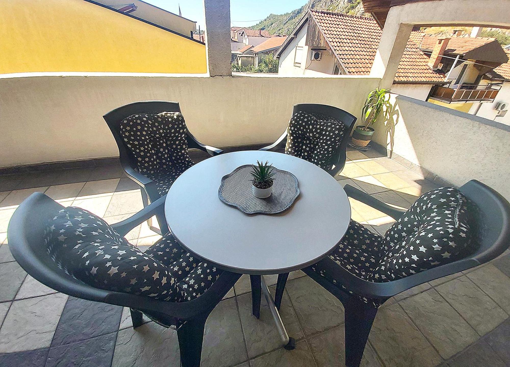 Apartment Zara With Terrace Near Old Town